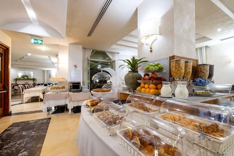 Café da manhã com buffet grÔtis todos os dias