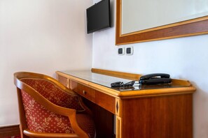 Caja de seguridad en la habitación y escritorio 