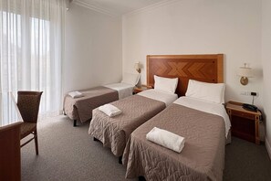 In-room safe, desk, iron/ironing board, free cots/infant beds - Quality Hotel Nova Domus (Rome)