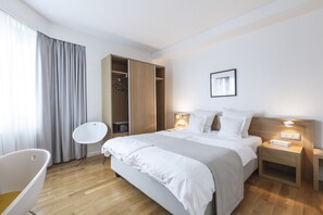 高档床上用品、迷你吧、客房内保险箱、特色装修