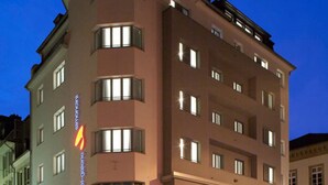 Ein mehrstöckiges Hotel mit moderner Fassade, großen Fenstern und einem gut sichtbaren Hotelschild.