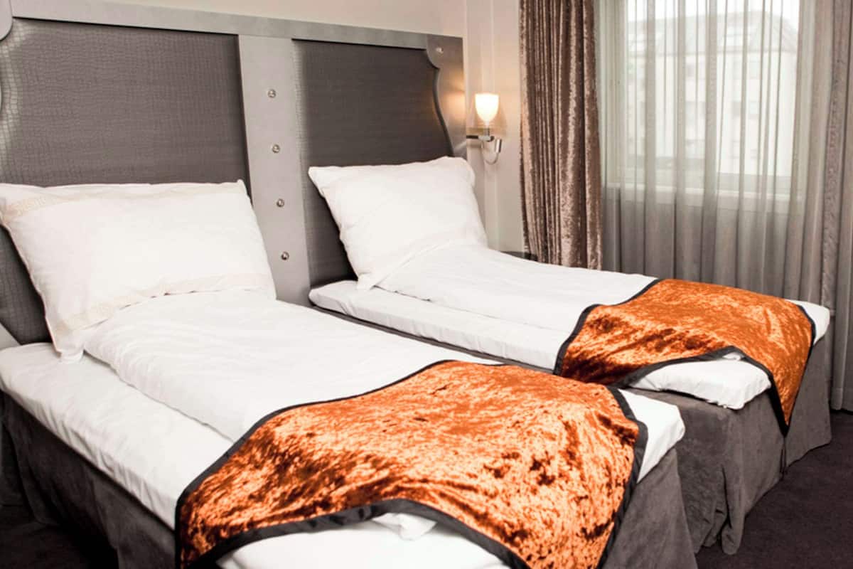 Standard Room, 2 Single Beds, Non Smoking | Pillow-top beds, desk, bed sheets