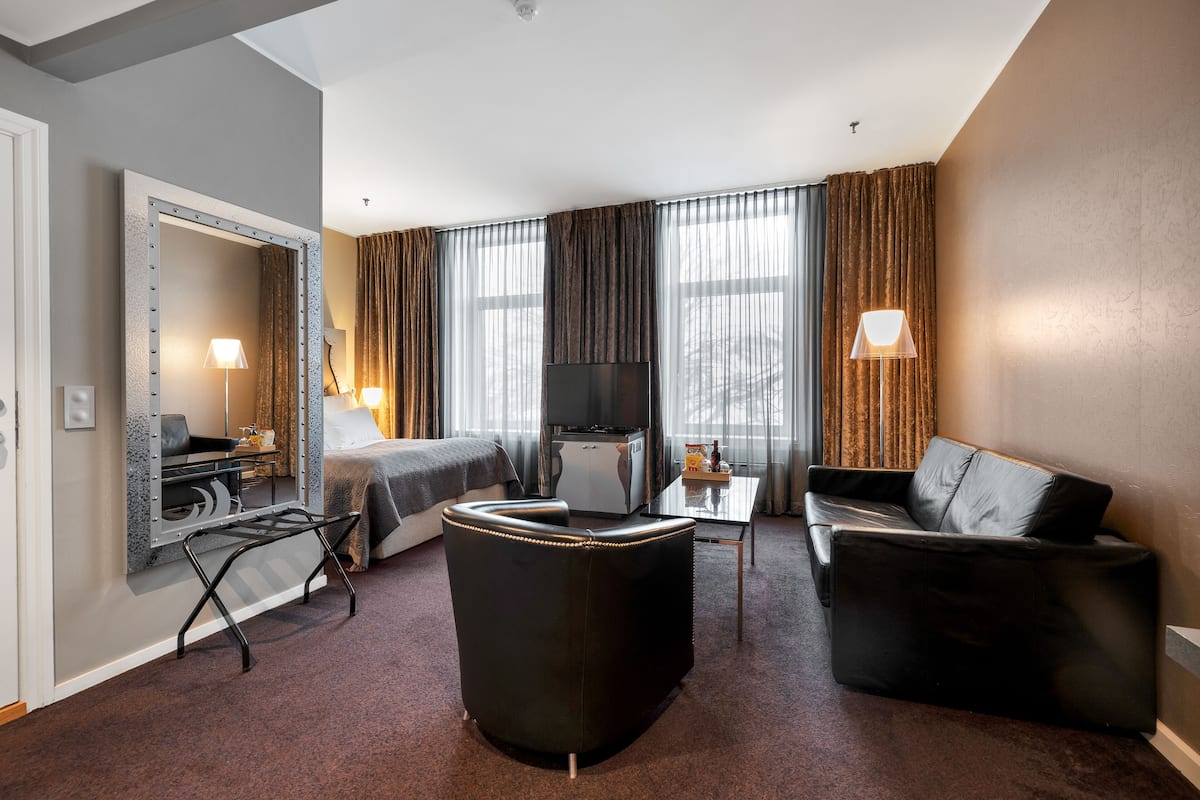 deluxe double room, non smoking | pillow-top beds, desk, bed sheets