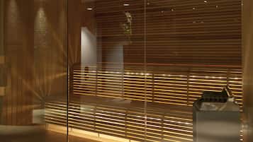 Un interior moderno con un separador de listones de madera, un banco y un pequeño objeto decorativo sobre un pedestal.