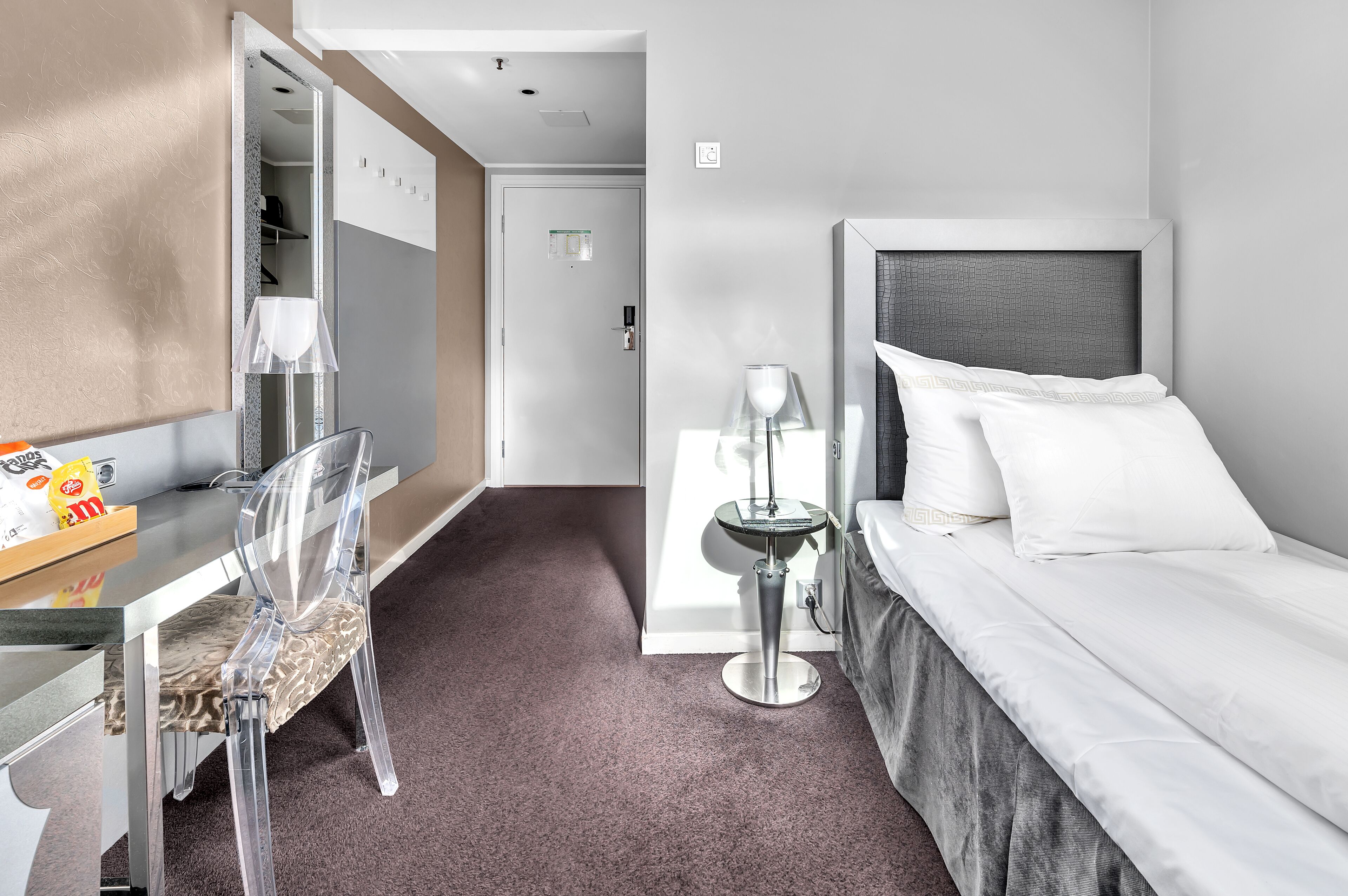 single room, non smoking (moderate) | pillow-top beds, desk, bed sheets