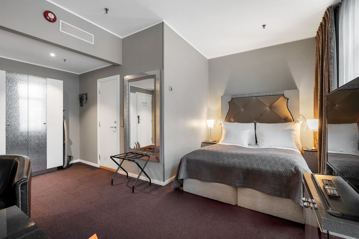 Superior Double Room, Non Smoking | Pillow-top beds, desk, bed sheets