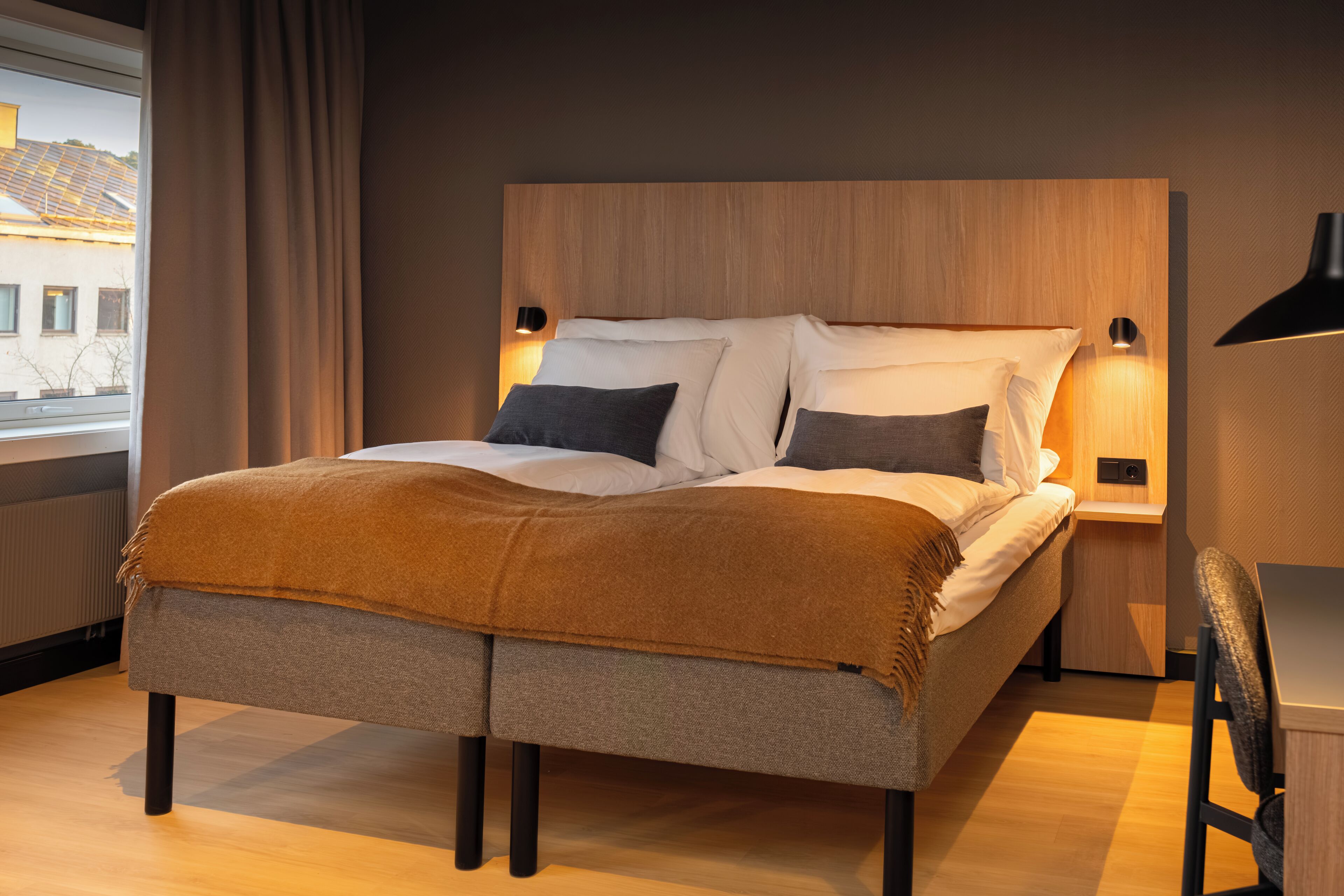 Familierom, ikke-røyk | Skrivebord, skrivebord for bærbar PC, blendingsgardiner og lydisolert