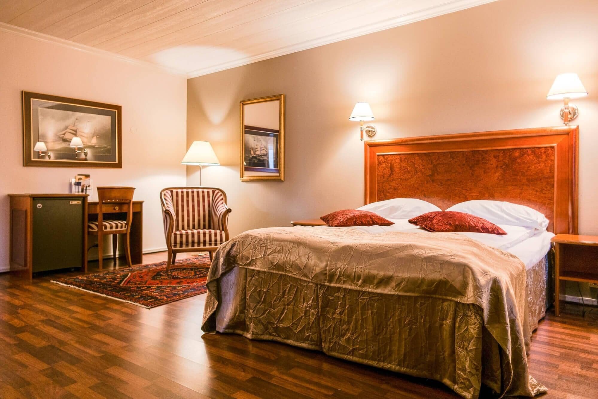 Schreibtisch, laptopgeeigneter Arbeitsplatz, Verdunkelungsvorhänge