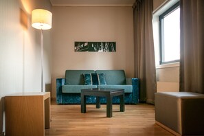 Family Room, Non Smoking | Living area | 42-inch TV with cable channels