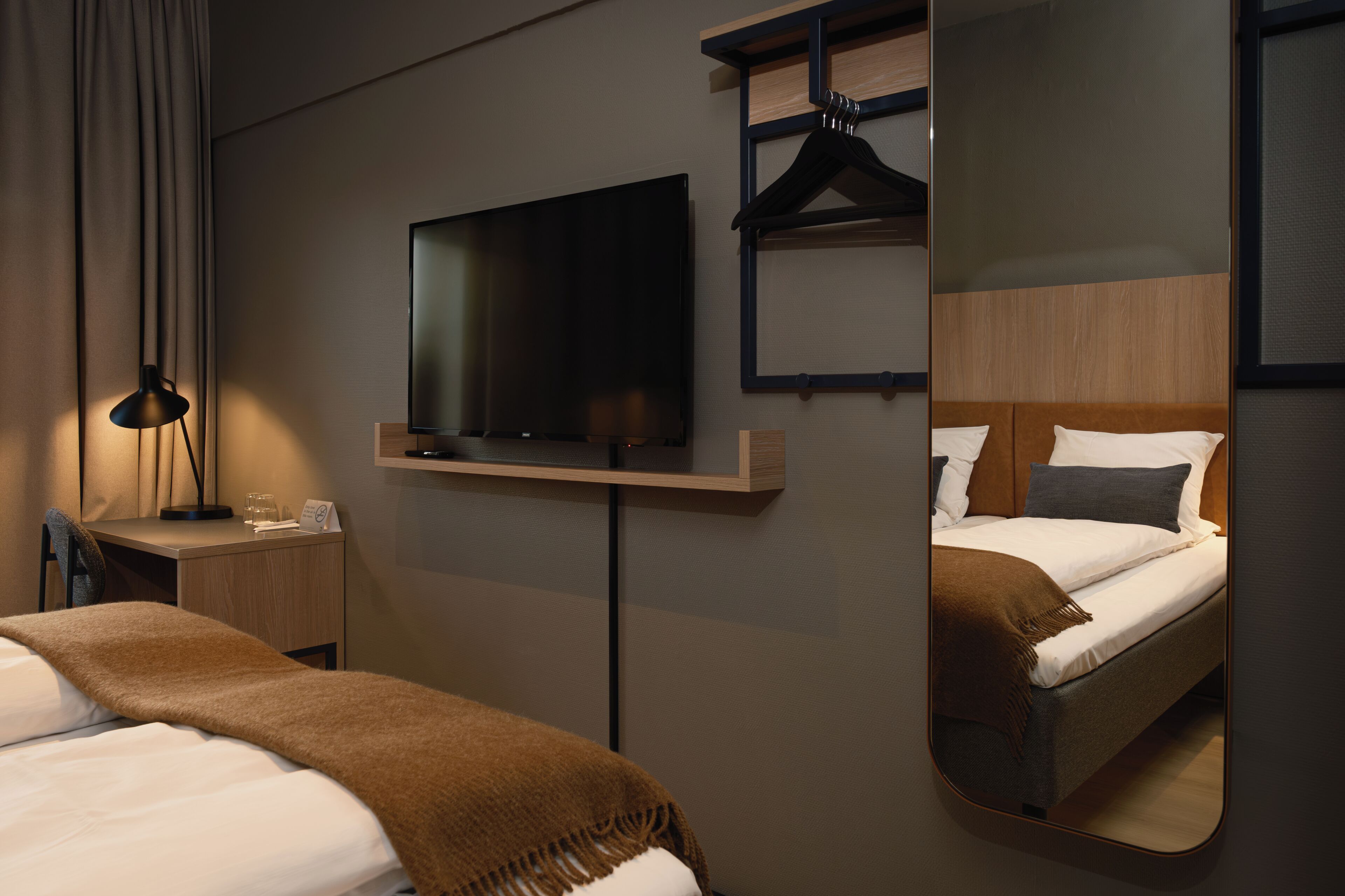 Skrivebord, skrivebord for bærbar PC, blendingsgardiner og lydisolert