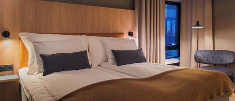 Bureau, espace de travail pour ordinateur portable, rideaux occultants