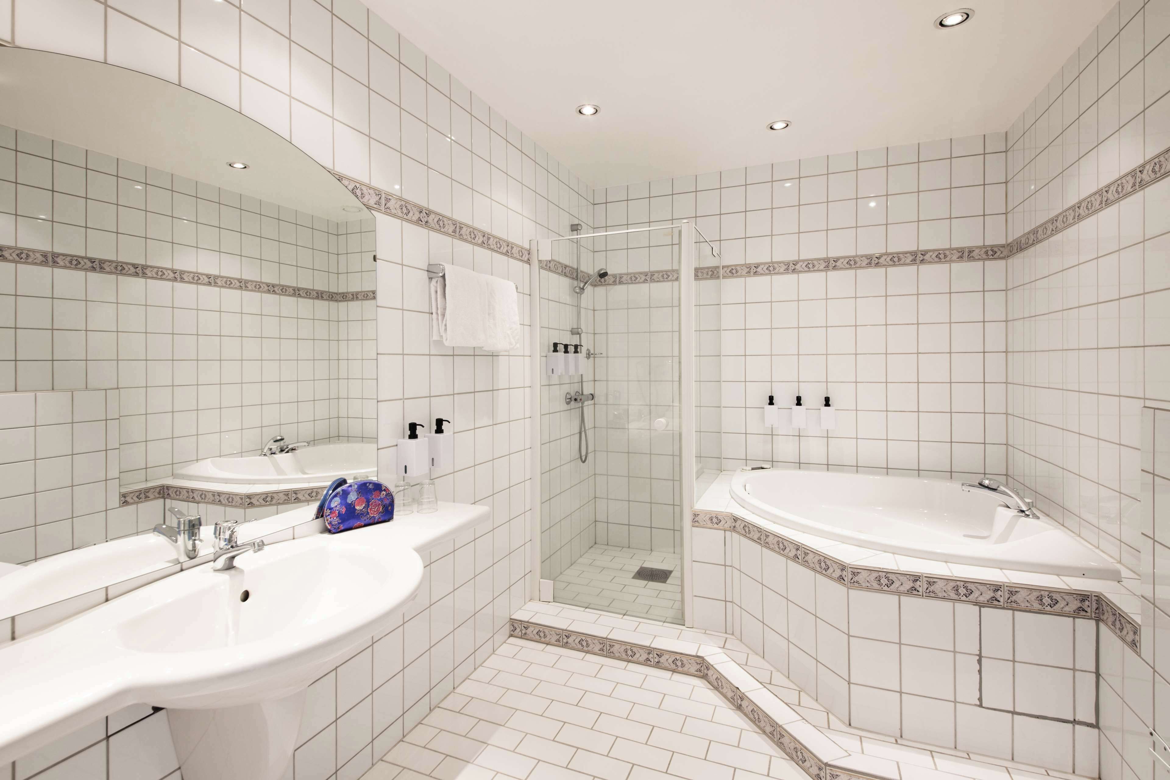 suite (master) | iron/ironing board, rollaway beds, free wifi, bed sheets