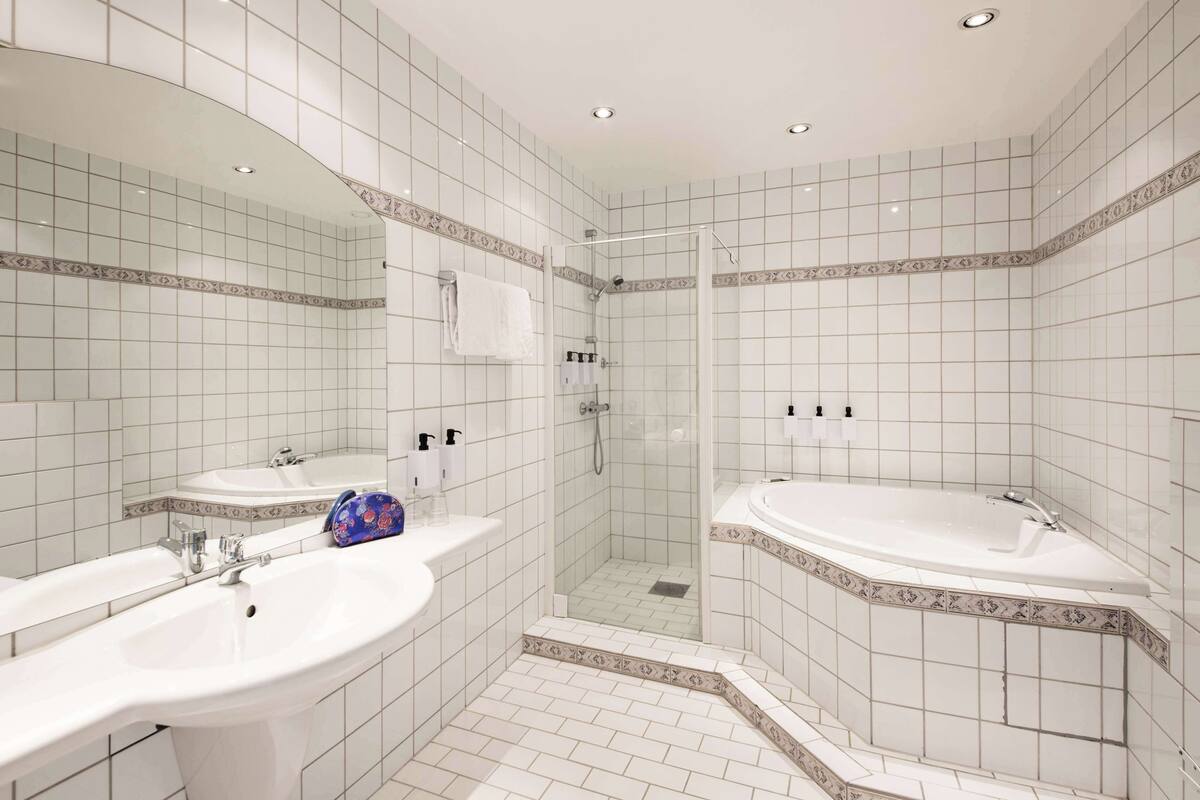 suite (master) | iron/ironing board, rollaway beds, free wifi, bed sheets