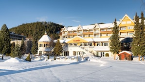 A hotel with a snow-covered landscape, a prominent Scandic sign, and a mountainous backdrop. - Scandic Valdres (Nord-Aurdal)
