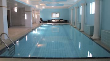 Indendørs pool, udendørs pool, liggestole