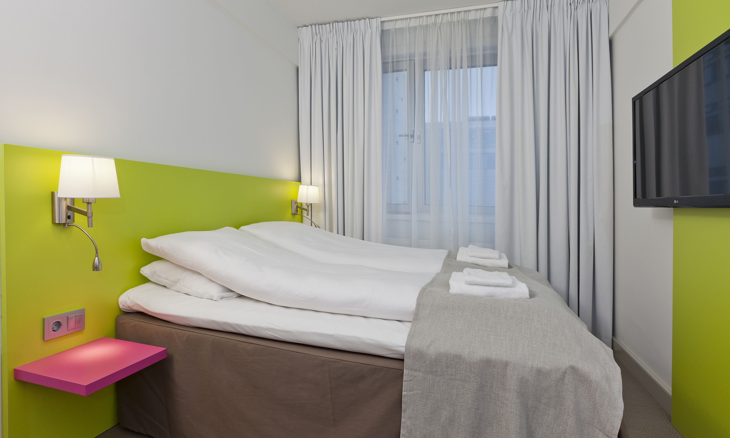 standard double room, non smoking | pillow-top beds, in-room safe, desk, laptop workspace