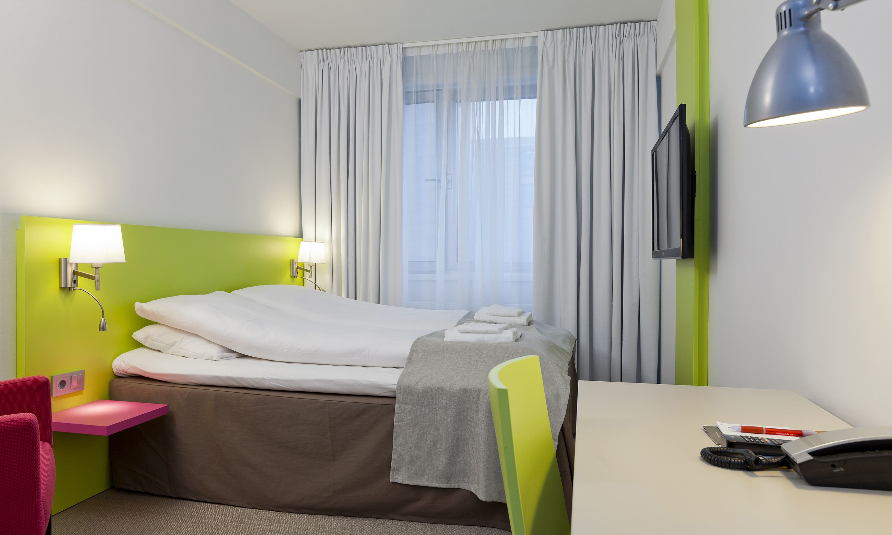 standard double room, non smoking | pillow-top beds, in-room safe, desk, laptop workspace