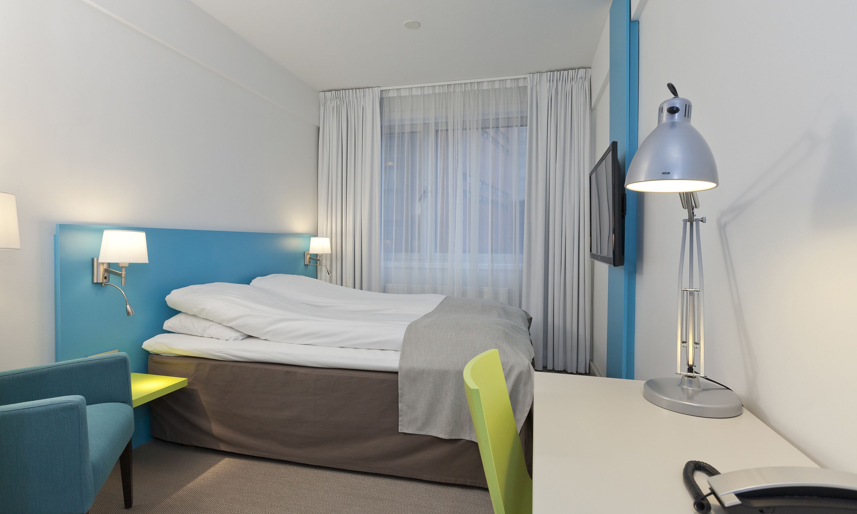 standard double room, non smoking | pillow-top beds, in-room safe, desk, laptop workspace