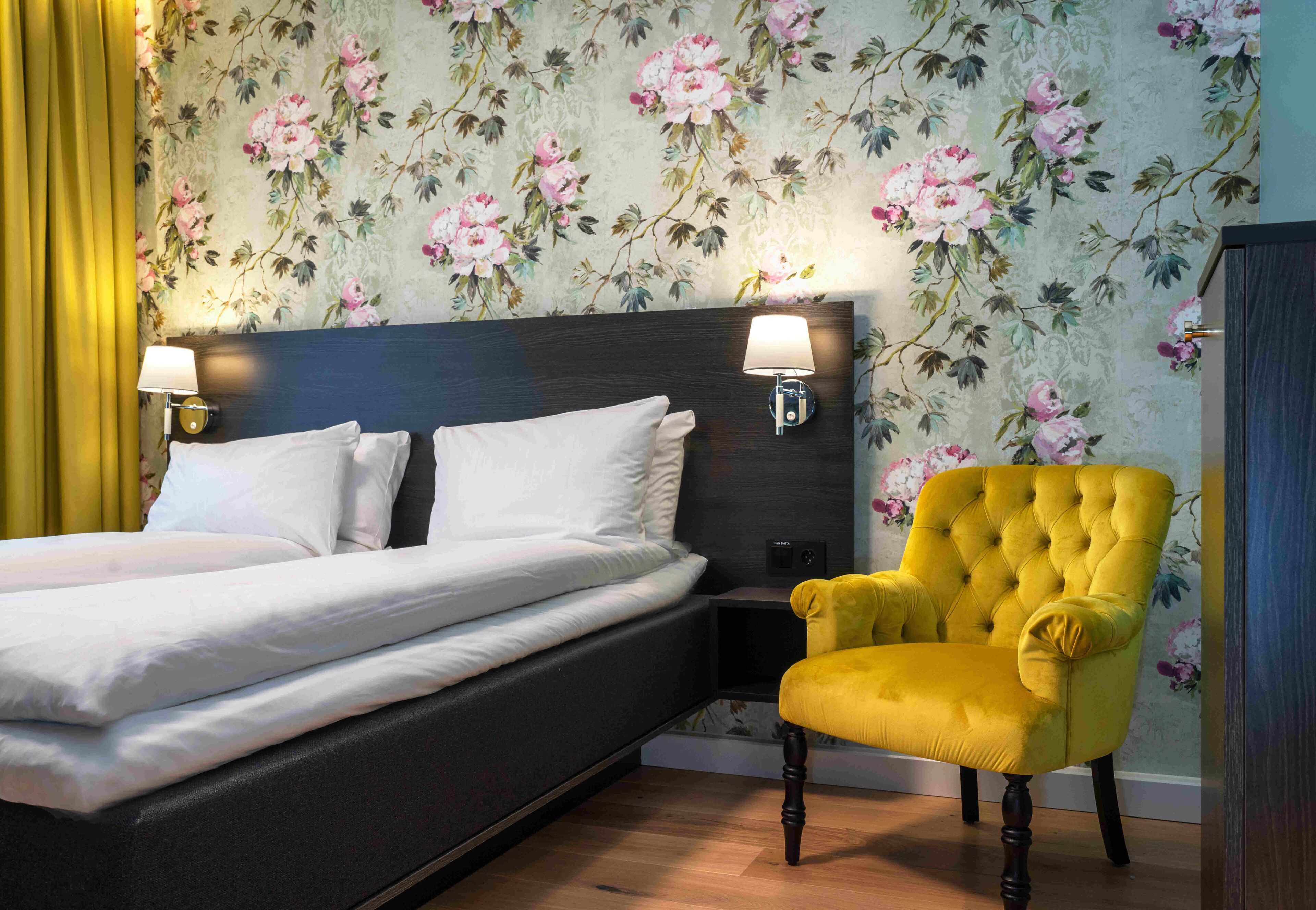 高级双床房 | 高档床上用品、办公桌、免费 WiFi、床单