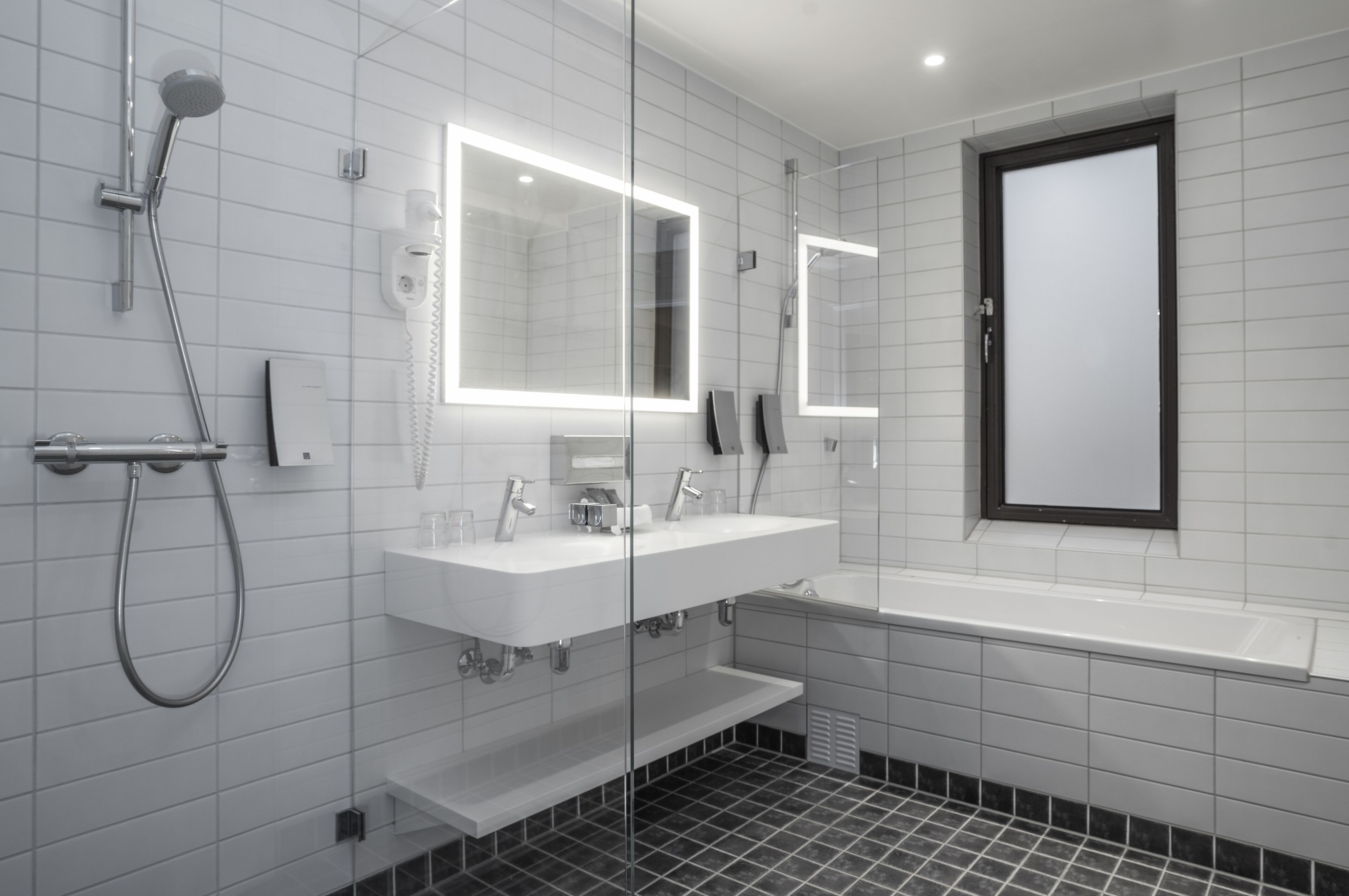 suite, non smoking | bathroom | free toiletries, hair dryer, towels