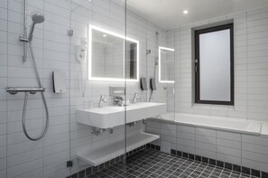 Amenidades de baño gratuitas, secadora de cabello, toallas 