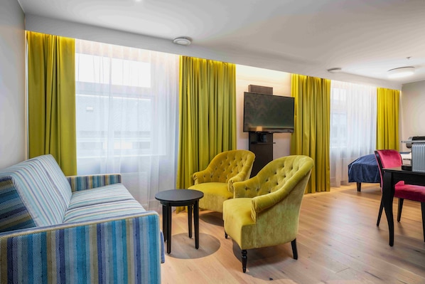 Ropa de cama hipoalergénica, minibar, muebles diferentes y escritorio