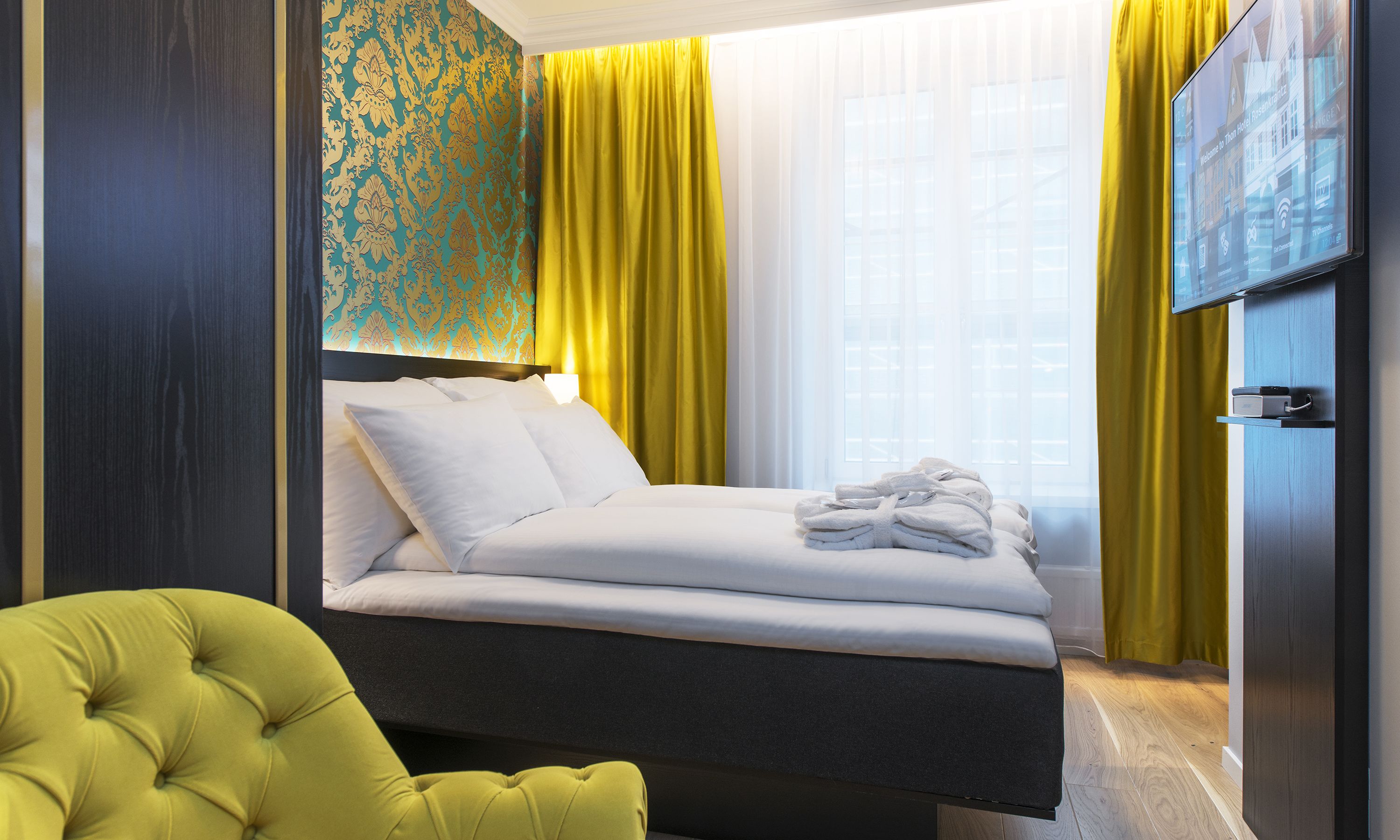 standard room, 1 queen bed, non smoking | minibar, desk, laptop workspace, blackout curtains