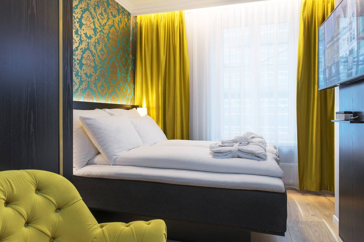 standard room, 1 queen bed, non smoking | minibar, desk, laptop workspace, blackout curtains