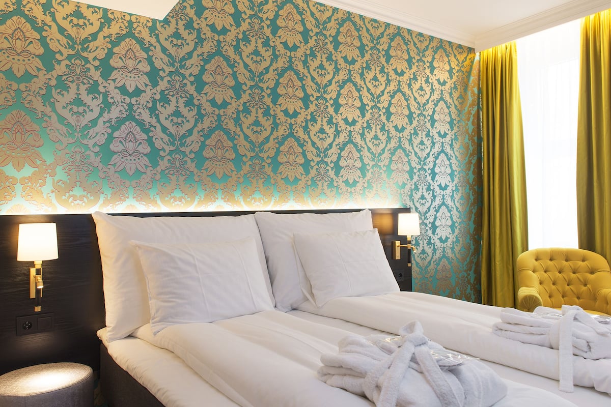 standard twin room, non smoking | minibar, desk, laptop workspace, blackout curtains