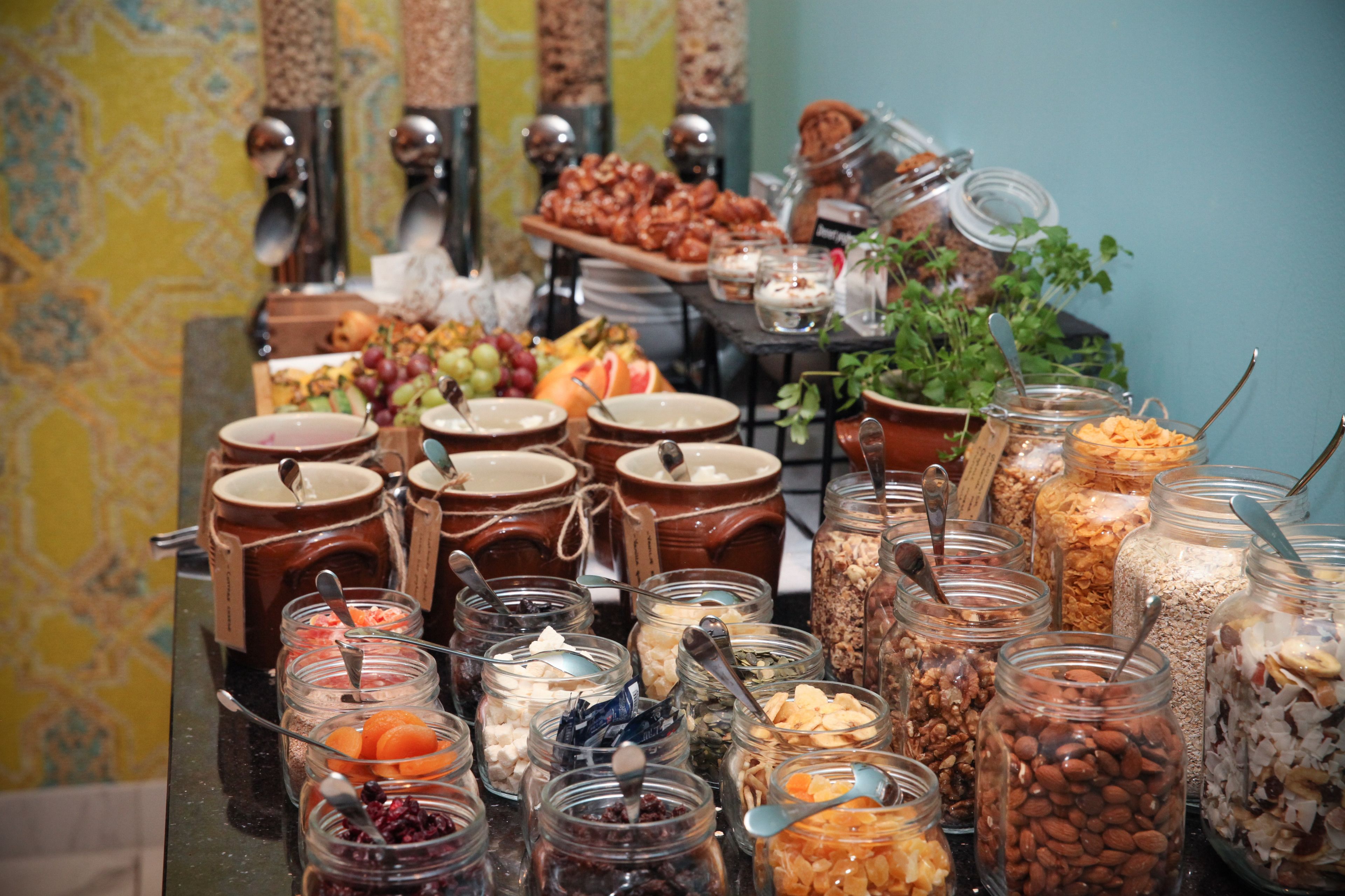 بوفيه فطور مجانًا يوميًا