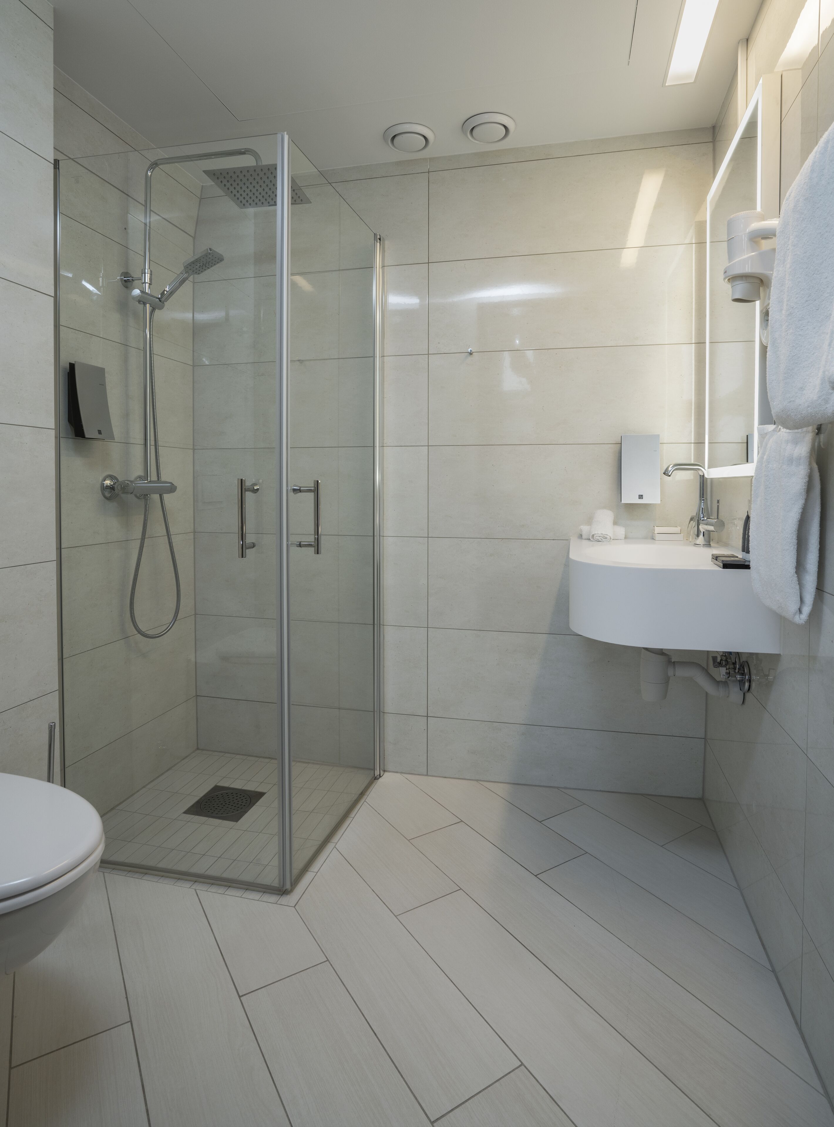 business room, non smoking | bathroom | hair dryer, heated floors, towels, soap