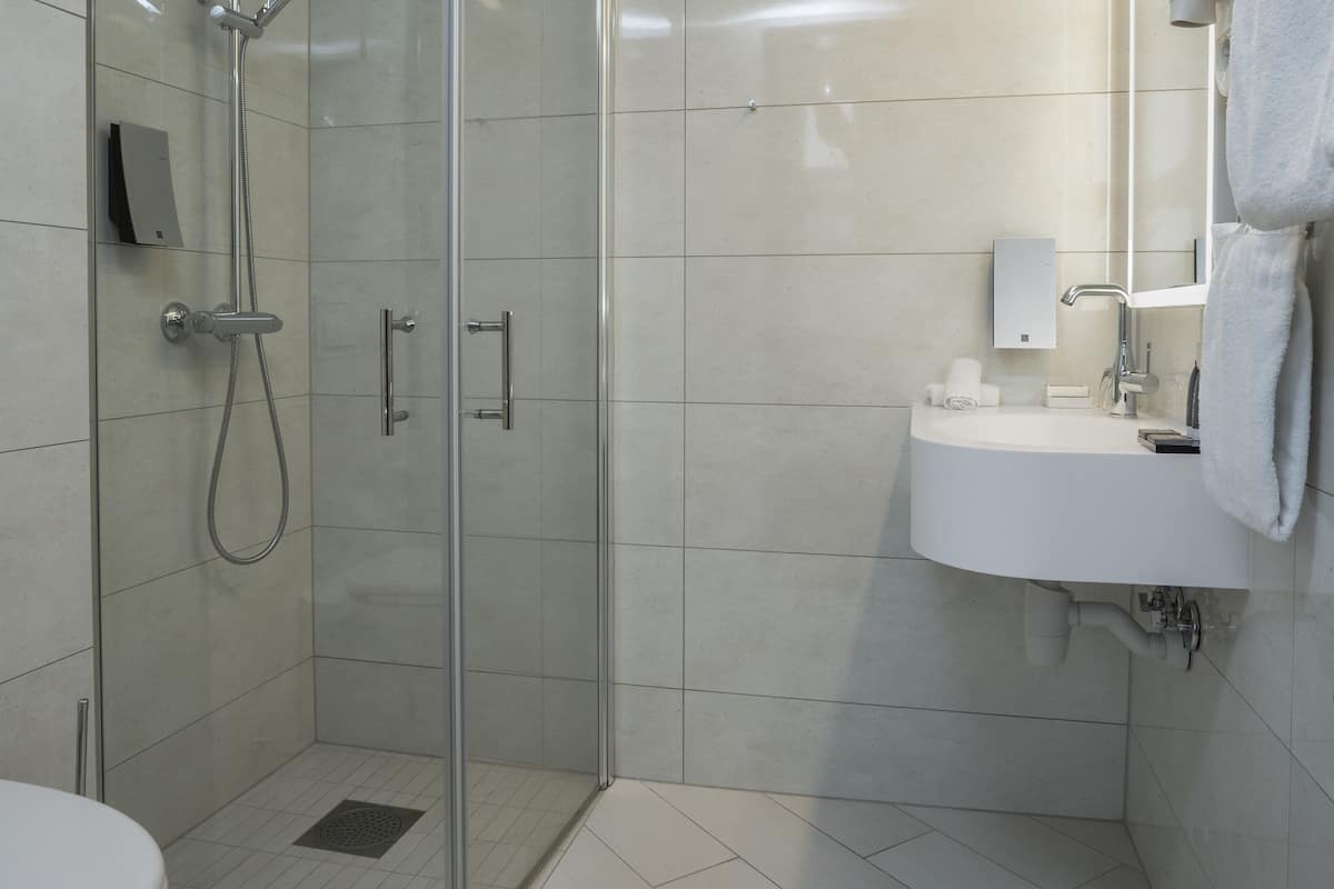 business room, non smoking | bathroom | hair dryer, heated floors, towels, soap