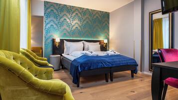 Literie hypoallergénique, minibar, ameublement personnalisé, bureau