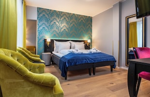 Hypo-allergenic bedding, minibar, individually furnished, desk