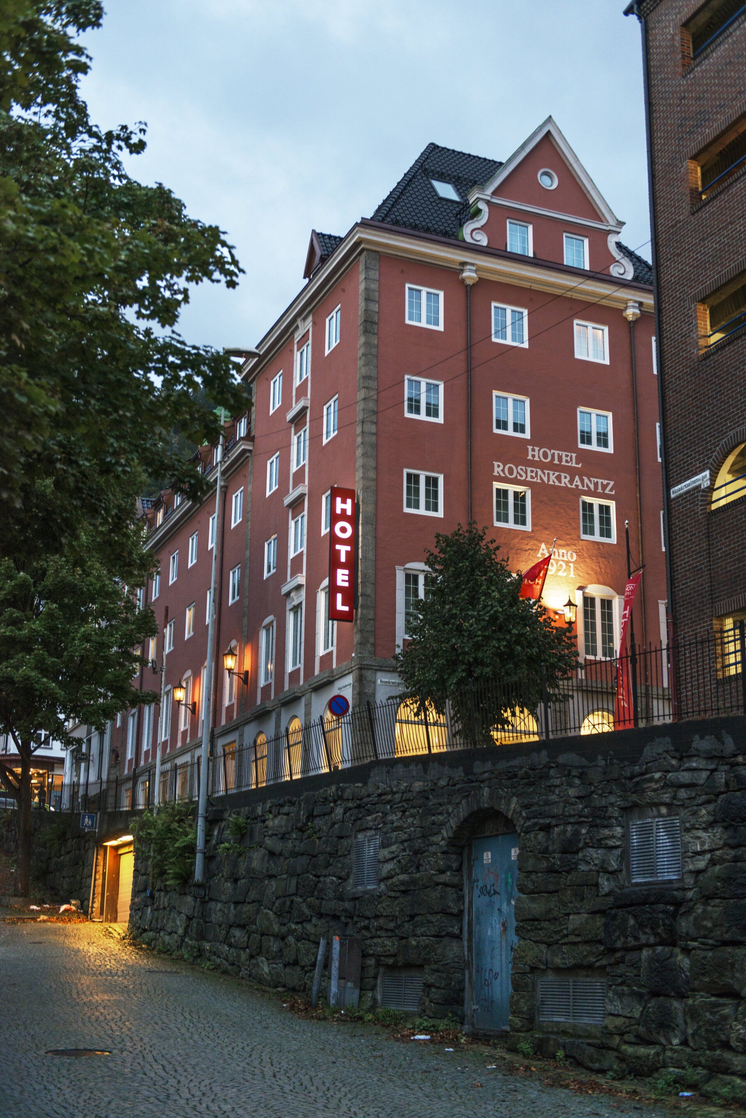 Een hotel van rode baksteen met een bord waarop staat 