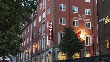 Een hotel van rode baksteen met een bord waarop staat