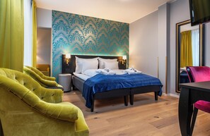 Minibar, individuell dekoriert, individuell eingerichtet, Schreibtisch