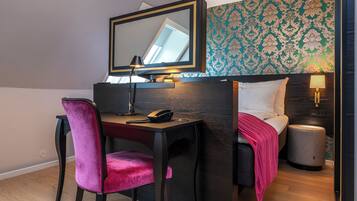 Hypo-allergenic bedding, minibar, individually furnished, desk