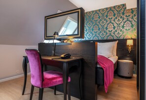 Literie hypoallergénique, minibar, ameublement personnalisé, bureau