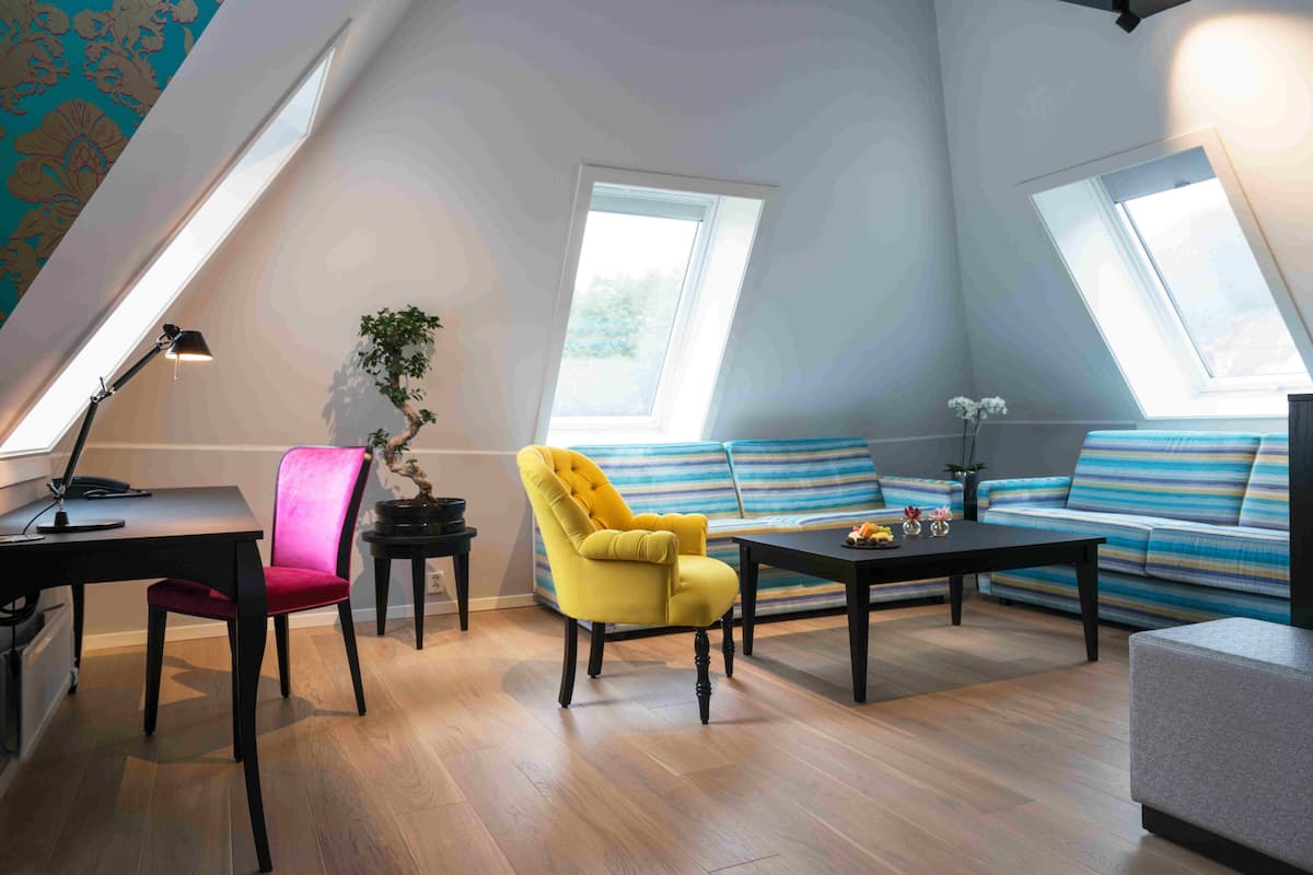 Minibar, desk, laptop workspace, blackout drapes