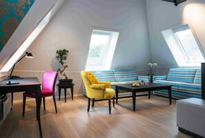 Literie hypoallergénique, minibar, ameublement personnalisé, bureau