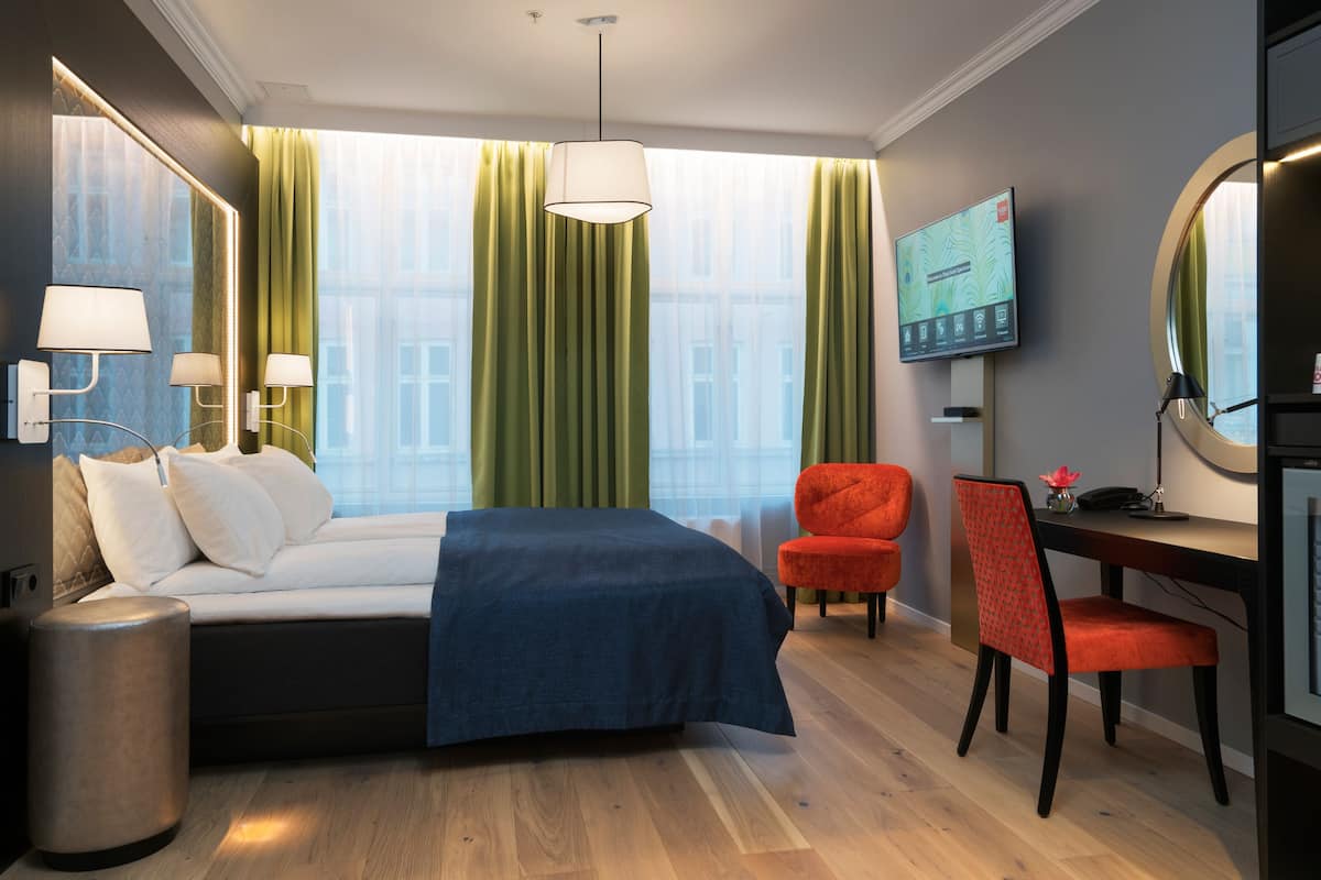 Room, 1 Double Bed, Accessible | Premium bedding, pillowtop beds, in-room safe, desk
