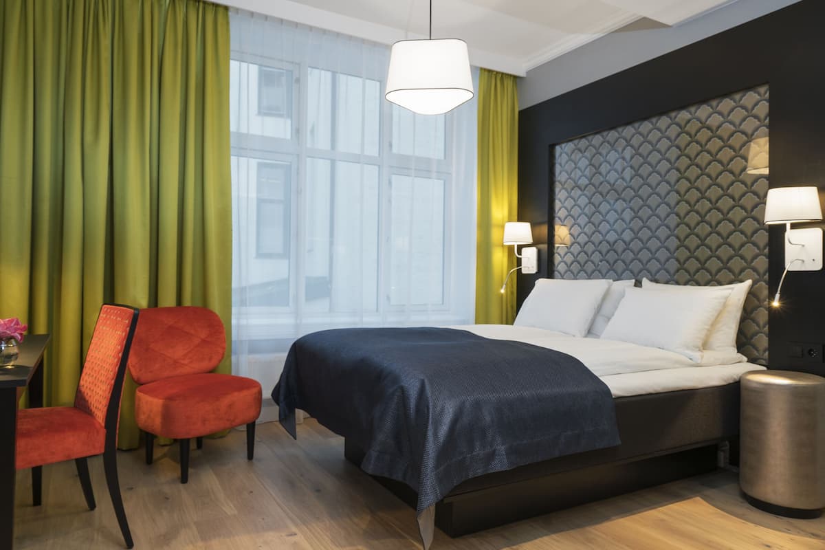 Standard Double Room, Non Smoking | Premium bedding, pillowtop beds, in-room safe, desk