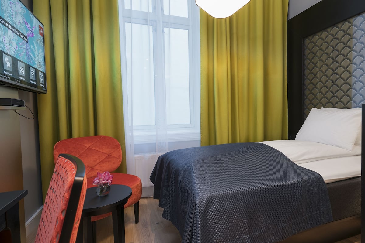 高級寝具、ピロートップベッド、セーフティボックス (室内)、デスク