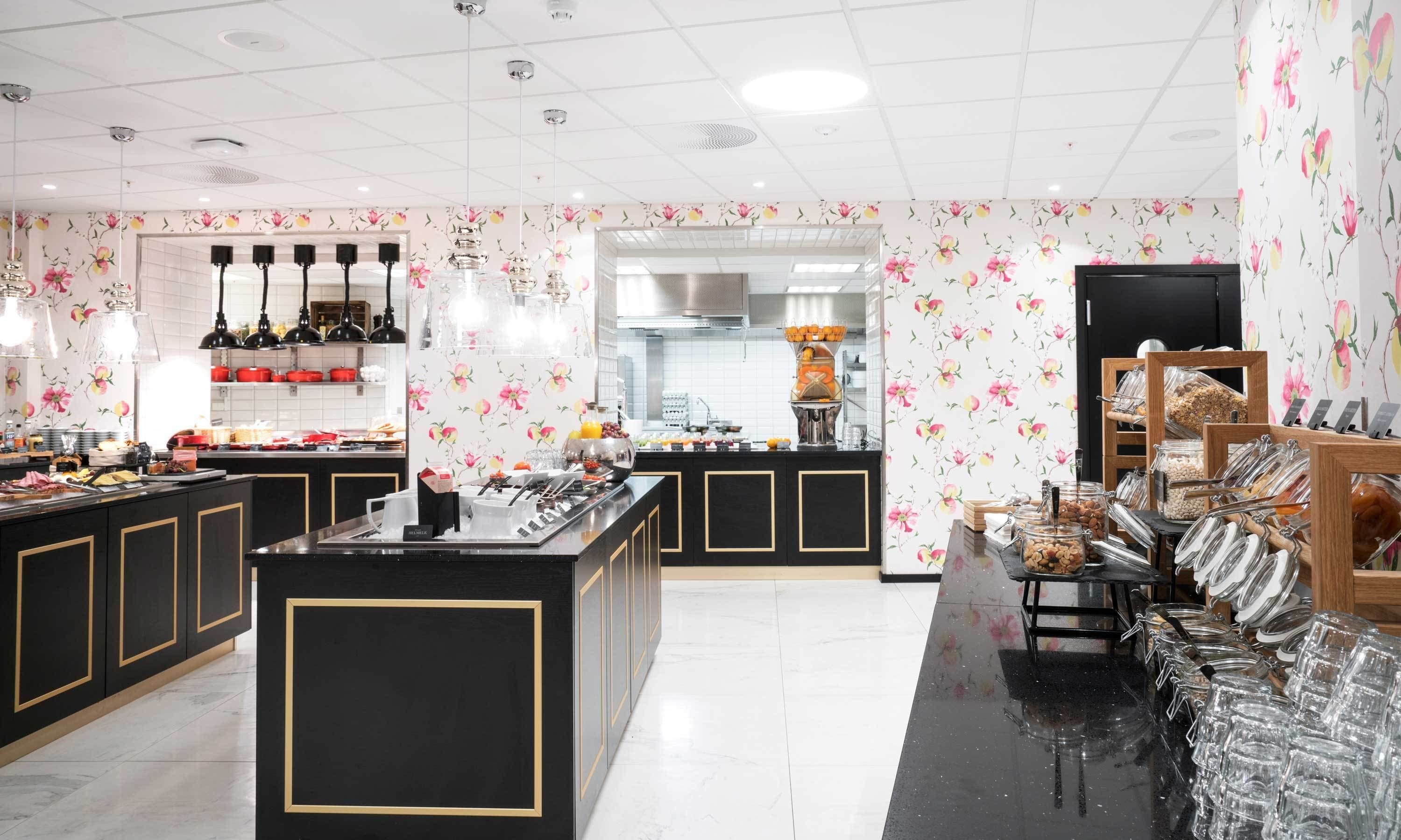 premium bedding, pillow-top beds, in-room safe, desk