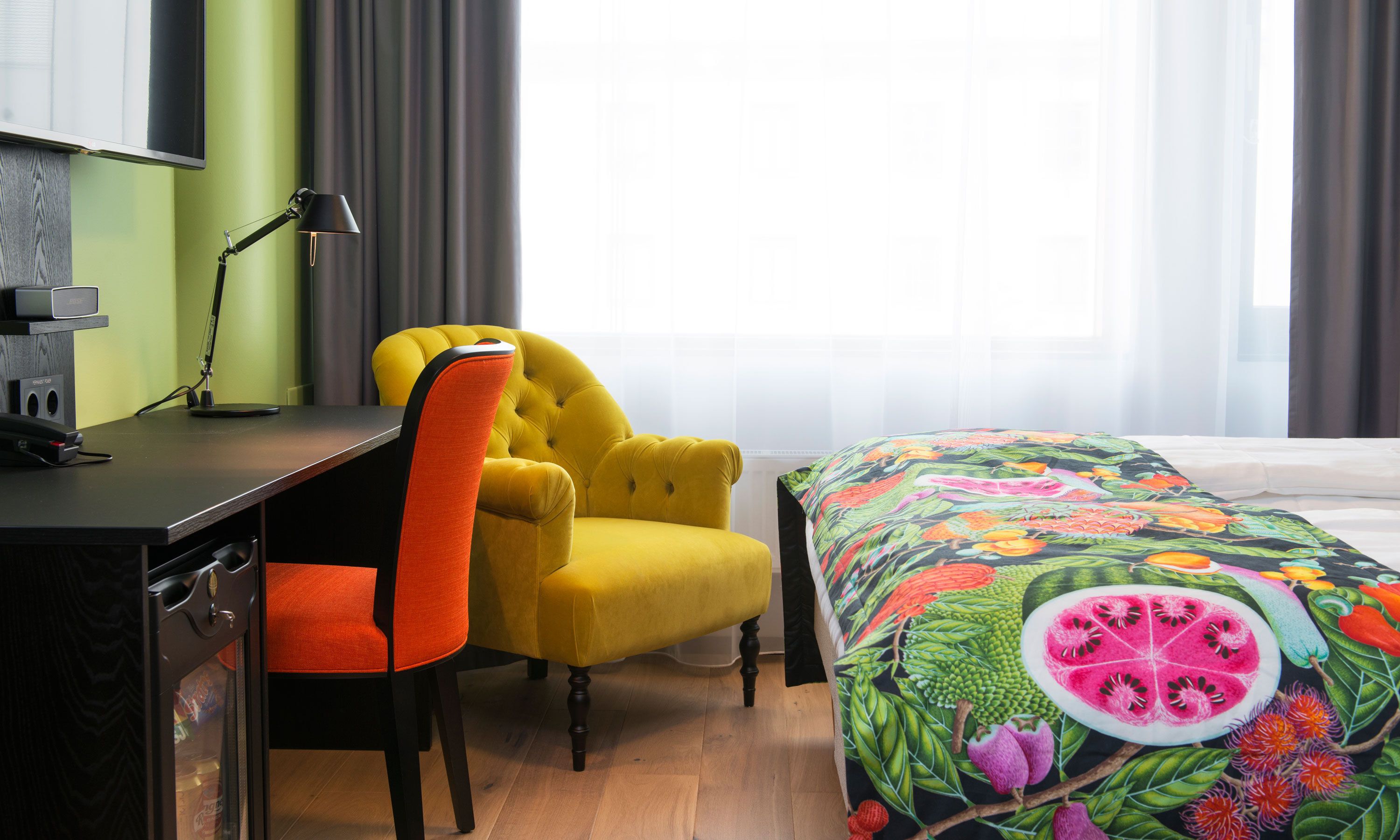 Seprai premium, brankas, meja kerja, dan tirai kedap cahaya