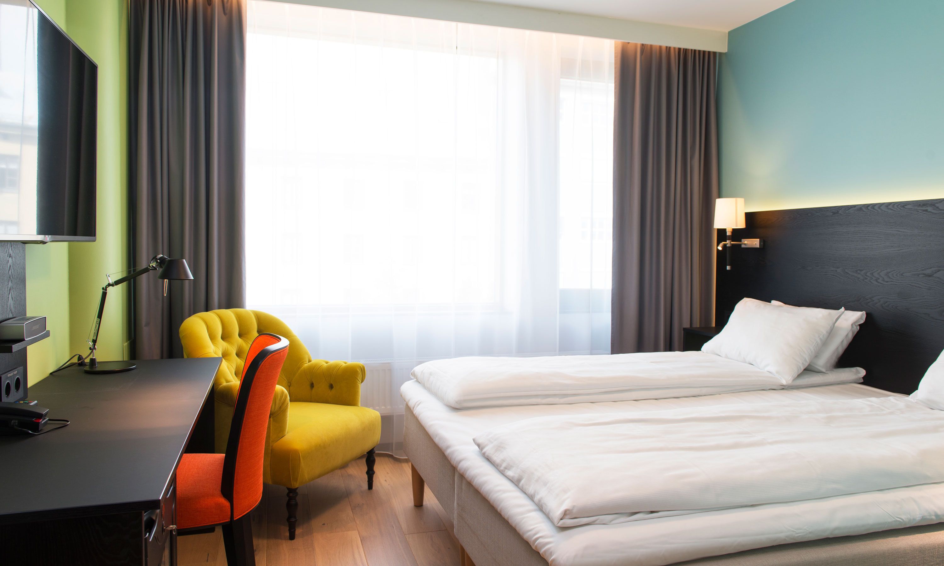 Seprai premium, brankas, meja kerja, dan tirai kedap cahaya