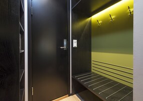 Ropa de cama de alta calidad, caja fuerte, escritorio y cortinas opacas