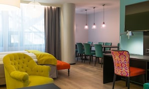 Habitación Business, no fumadores | Ropa de cama de alta calidad, caja fuerte, escritorio y cortinas opacas