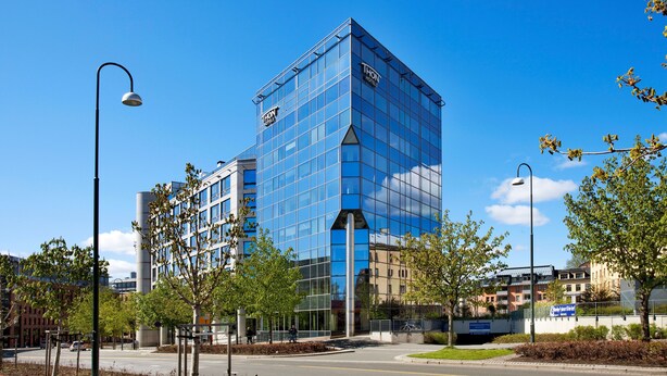 A modern glass building with a clear sky. - Thon Hotel Vika Atrium (Oslo)